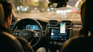 Udsigt fra indersiden af en Lyft-bil med fokus på førerens opsætning.