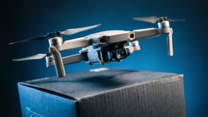 Unboxing dinamis dari drone yang lepas landas dari kotaknya