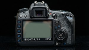 Topp LCD-panelöverlägg av en DSLR som visar kamerainställningar på svart