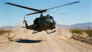 MH-6 Little Bird voo rasante sobre estrada no deserto, 160th SOAR (A)