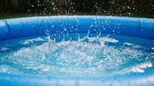 Photo haute vitesse d'éclaboussures d'eau dans une piscine pour enfants.