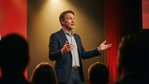 Intohimoinen webinaaripuhuja lavalla