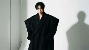 High-fashion-redaksjonell av Nam Joo-hyuk i avantgarde-frakk med dramatiske skygger