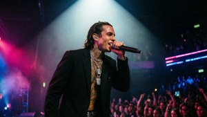 ASAP Rocky opptrer live med neonlys og energisk positur.