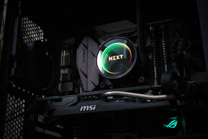 Närbild av glödande NZXT CPU-kylare inuti ett mörkt gaming-pc-chassi. — Elektronik Bakgrundsbilder