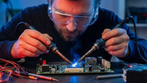 Primo piano della saldatura di un circuito elettronico per un progetto fai-da-te.