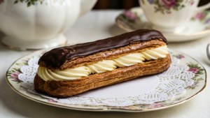 Klassinen eclair suklaakuorrutteella liinalla.