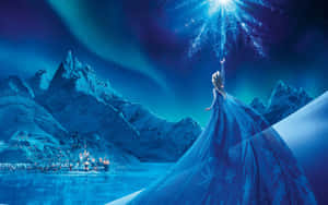 Elsa in blauem Kleid beschwört Eismagie unter Nordlichtern über schneebedeckten Bergen und einem gefrorenen Dorf. — Das Gefrorene Schloss Wallpaper