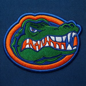 Florida Gators -logo brodeerattuna laastarina, jossa on lankatekstuuri.