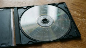 Draufsicht einer leeren DVD-Hülle auf Holz mit realistischen Gebrauchsspuren