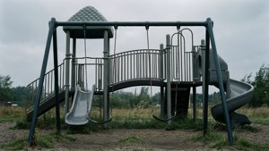 Una scena di parco giochi abbandonato di apatia