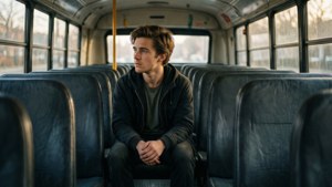Evan Hansen alene på en skolebuss