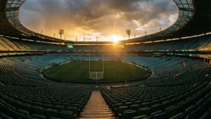 En rolig soloppgangsutsikt over et tomt NRL-stadion, som fremhever arkitekturen og roen.