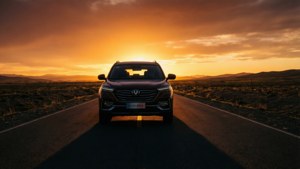 Silhuet af Changan CS55 på en solnedgangsvej.
