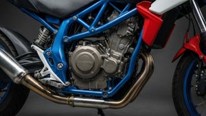 Nahaufnahme Sherco-Motor mit blauem Rahmen und Chromauspuff