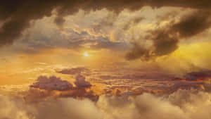 Pôr do sol dramático com luz dourada perfurando nuvens escuras sobre um mar de nuvens fofas. — Ethereal Aesthetic Papéis de Parede