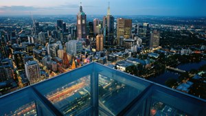 Vista dramática do Eureka Skydeck na hora azul sobre Melbourne