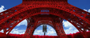 Arcos rojos de la Torre Eiffel enmarcan un cielo azul con nubes blancas y edificios lejanos de la ciudad. — Anime Naturaleza Fondos de pantalla