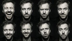 Hila kahdeksasta mustavalkoisesta muotokuvasta miehestä, joka esittää erilaisia ilmeitä.