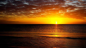 Sunset over ocean with golden light reflecting on water — Sunset Desktop Picture