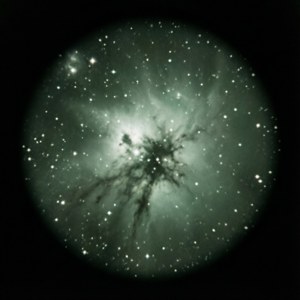 Simulasi realistis dari NGC 604 yang diamati melalui lensa okuler teleskop.