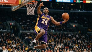 Kobe Bryant esegue un classico tiro in fadeaway.