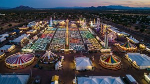 Et luftfoto fra drone af Arizona State Fair, arrangeret i glødende geometriske mønstre.