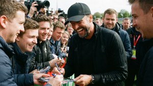 Jürgen Klopp interagerer glad med fans og signerer autografer