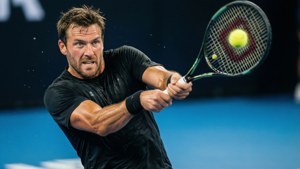 Petr Korda midt i et kraftig backhand-slag på en blå hardcourt.