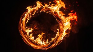 Lazo circular de fuego sobre fondo oscuro