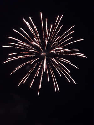 Ein blendendes weißes Feuerwerk explodiert am Nachthimmel. — Firecrackers Wallpaper