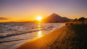 Solnedgang ved Fitzroy Beach, New Plymouth, med Mount Taranaki