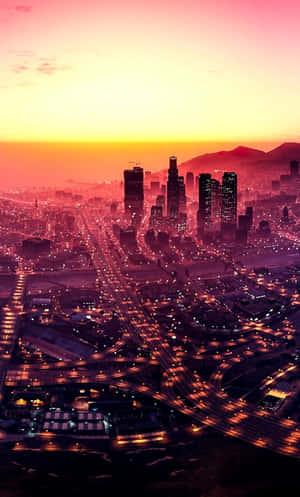 Horizonte da cidade ao pôr do sol com estradas brilhantes e edifícios altos. — Fivem Fotos