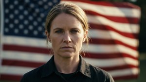 Chelsea Manning steht mit entschlossenem Blick vor einer amerikanischen Flagge in einem fotorealistischen Stil.