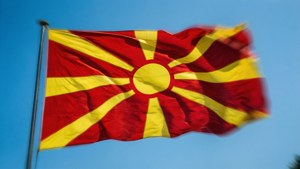 Mazedonische Flagge weht an einem sonnigen Tag.