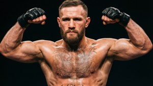 Conor McGregor jännittää lihaksiaan studiokuvauksessa.