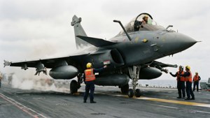 Wallpaper dinamis dek kapal induk dengan Rafale dan kru dalam aksi.