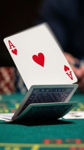 Dynamisk nærbilde av hjerter ess som blir snudd i Baccarat