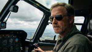 Dwight Schultz as Murdock piloting a helicopter