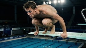 Tom Daley sidder på springbrættet med intens koncentration.