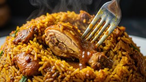 Makro-nærbillede af en gaffel, der graver i lagdelt kyllingebiryani med damp