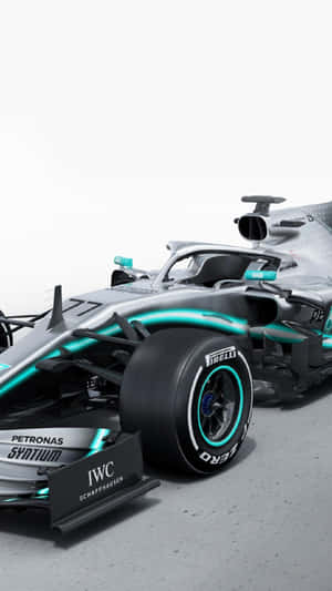 Carro de corrida de Fórmula 1 prateado e azul-petróleo com o número 77 e pneus Pirelli em um fundo branco. — Formula 1 iPhone Papéis de Parede