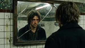 Scena di specchio distorto in una stazione della metropolitana grintosa