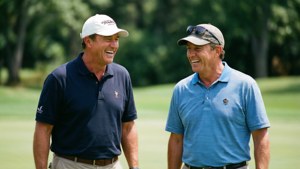 Paul Azinger berbagi tawa dengan Phil Mickelson.