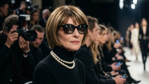 Anna Wintour dalam elemennya di Paris Fashion Week, abadi dan tak tersentuh.