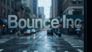 Frostet glass med Bounce Inc-tekst i regnfull by