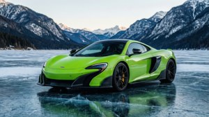 Lichtgroene McLaren 675LT op bevroren meer, winterbergen, reflectie