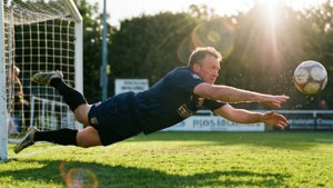 Neville Southall täysin venytettynä torjuntaa varten linssiheijastuksella