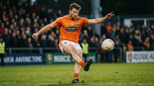 Gambar dinamis seorang pemain Armagh GAA sedang beraksi