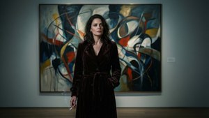 Dorothy Catalonia som en tankefull muse i et stemningsfullt kunstgalleri.